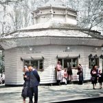 Anii ’50. Parcul Cișmigiu și vestitul chioșc unde găseai Țigări, Bragă, Siropuri, Limonadă, Înghețată și Ape Minerale.